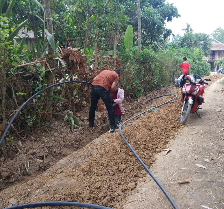 Đơn vị thi công lắp đường ống dẫn nước đến các hộ gia đình tại xã Noong Hẹt, huyện Điện Biên.