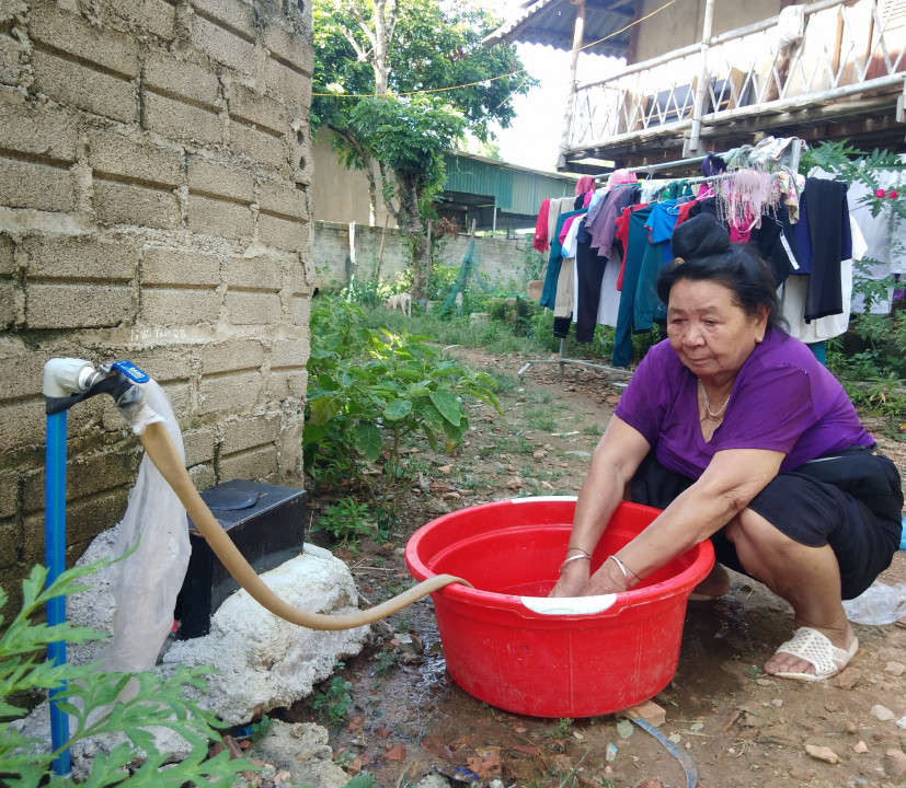 Người dân xã Noong Hẹt vui mừng khi có đường nước sạch đến tận nhà.