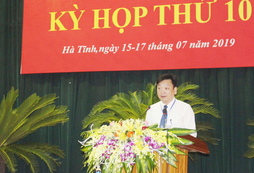 Ông Hồ Huy Thành- Giám đốc Sở TN&MT Hà Tĩnh trả lời câu hỏi của đại biểu trong phần chất vấn