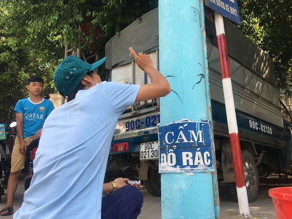 Hàng trăm đoàn viên thanh niên cùng các họa sỹ không chuyên hàng ngày miệt mài tiến hành “trang điểm” cho các cây cột điện. Đây là hoạt động của Huyện đoàn Vĩnh Lộc phối hợp với UBND thị trấn Vĩnh Lộc thực hiện.