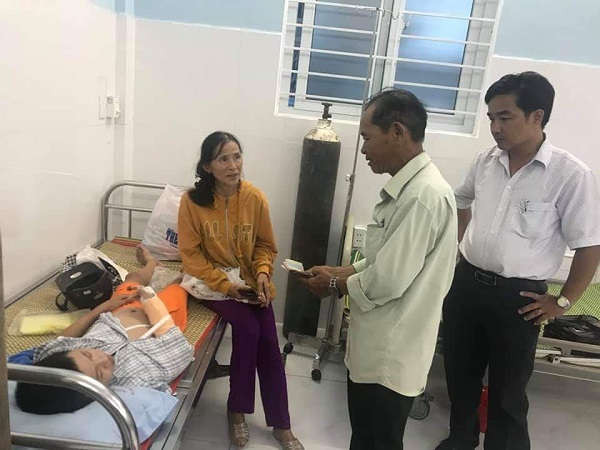 Cháu bé bị gãy tay, chấn thương nặng ở nhiều vị trí khác. Hiện, cháu vẫn đang được điều trị ở trung tâm Y tế huyện Quế Sơn.