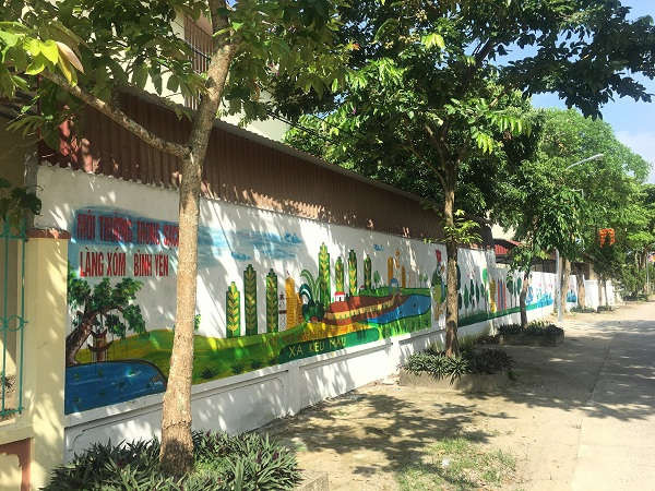 Một bức tranh cổ động được vẽ trên bức tường dọc tuyến đường liên xã. Hoạt động “cột điện nở hoa” đang nhận được sự hưởng ứng mạnh mẽ của người dân địa phương và các xã lân cận.