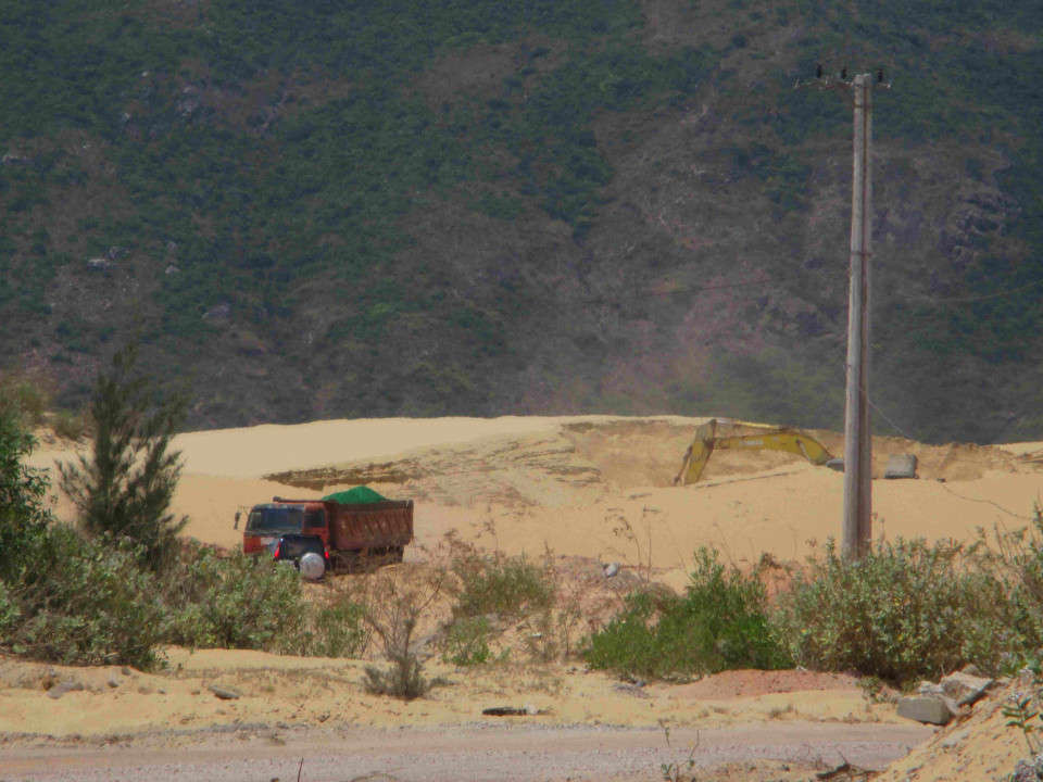 Hiện trường mỏ cát đang khai thác là khu đất nằm bên hông Nhà máy tôn Hoa Sen Nhơn Hội, đầu đường vào khu mỏ titan của Công ty Khoáng sản Thành An