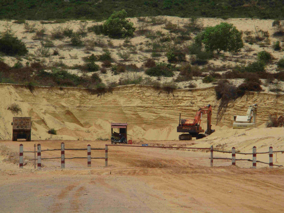 Barie ngăn cấm khai thác cát tại Khu B được mở ra, đóng vào liên tục