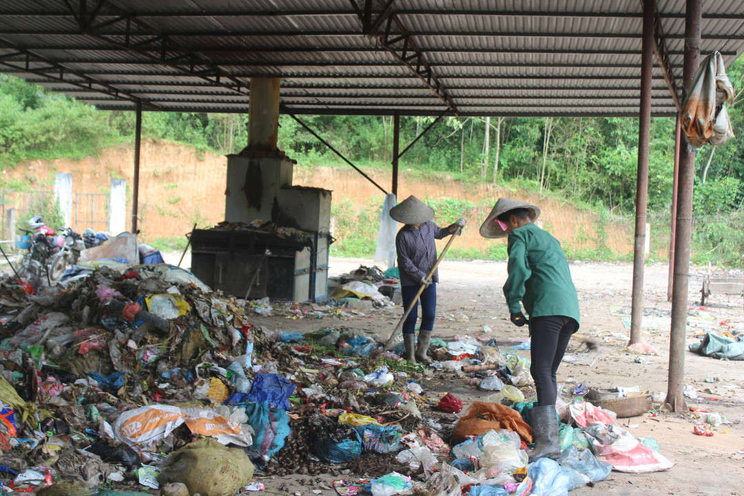 Điện Biên còn nhiều khó khăn trong thu gom, xử lý rác thải rắn sinh hoạt.