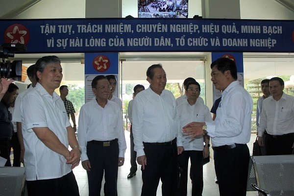 Phó Thủ tướng Thường trực Chính phủ Trương Hòa Bình cùng Đoàn công tác kiểm tra tại Trung tâm hành chính công tỉnh Sơn La