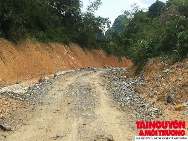 Đất, đá được đổ làm nền tại đoạn đường thuộc địa phận xã Cẩm Thành.