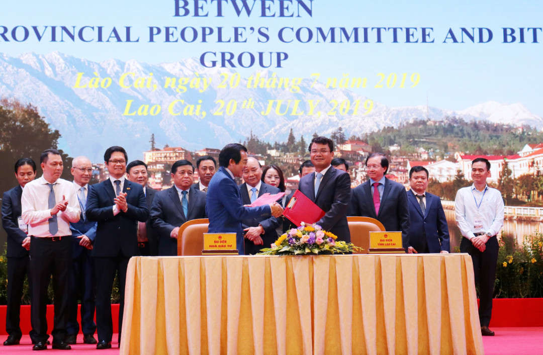 Thủ tướng chứng kiến kí kết thỏa thuận đầu tư giữa Lào Cai và các đối tác.
