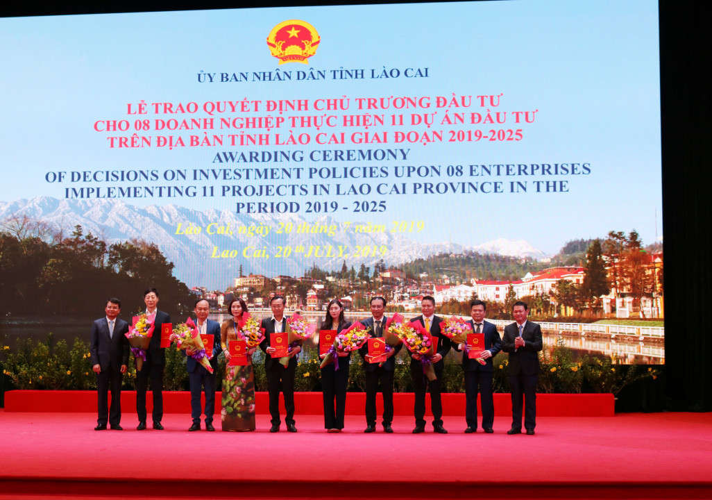 Tỉnh Lào Cai trao quyết định đầu tư cho 8 dự án trên địa bàn tỉnh.
