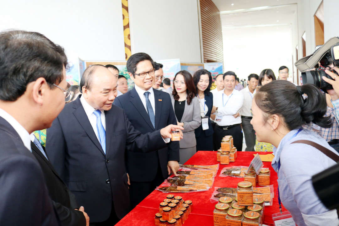 Thủ tướng Nguyễn Xuân Phúc đi thăm các gian hàng tại Hội nghị xúc tiến đầu tư, thương mại và du lịch Lào Cai 2019.