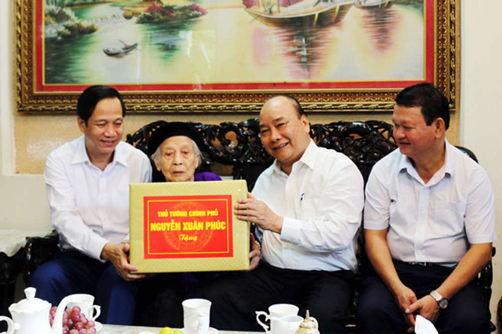 Thủ tướng Nguyễn Xuân Phúc đi thăm và tặng quà cho các gia đình có công tại Lào Cai nhân dịp kỷ niệm 72 năm ngày thương binh liệt sỹ.