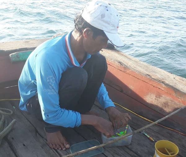 Thuyền viên Nguyễn Văn Bình (54 tuổi) – Người có 40 năm kinh nghiệm đi biển chuẩn bị mồi câu