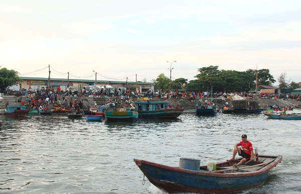 Thành quả của chuyến câu mực đêm được đem bán tại chợ hải sản Nghi Thủy (thị xã Cửa Lò) với mỗi người vẻn vẹn chưa đến 300 nghìn đồng