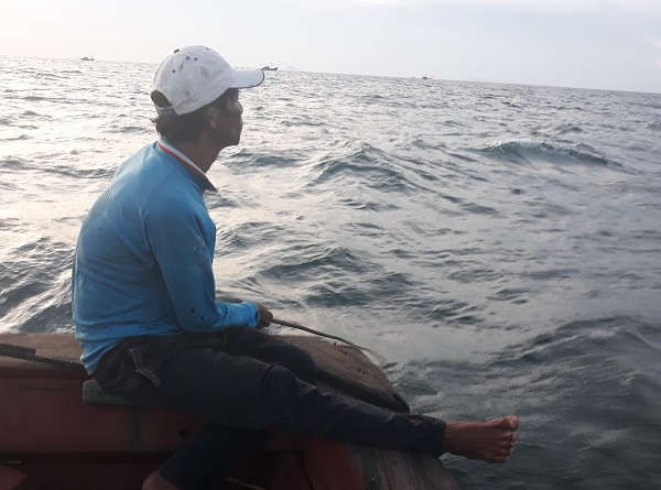 Nỗi biền của ngư dân Nguyễn Văn Bình khi nhìn những tàu giã cào, xung điện đang tận diệt hải sản
