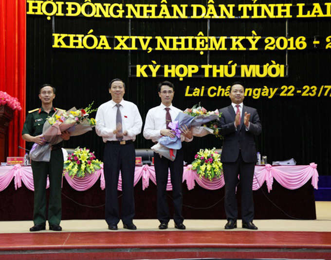 Ông Hà Trọng Hải (thứ 2 từ phải sang) được tín nhiệm bầu giữ chức Phó Chủ tịch UBND trỉnh Lai Châu, nhiệm kỳ 2016 - 2021, với tỷ lệ phiếu bầu đạt 95,9%. ảnh : Khắc Kiên
