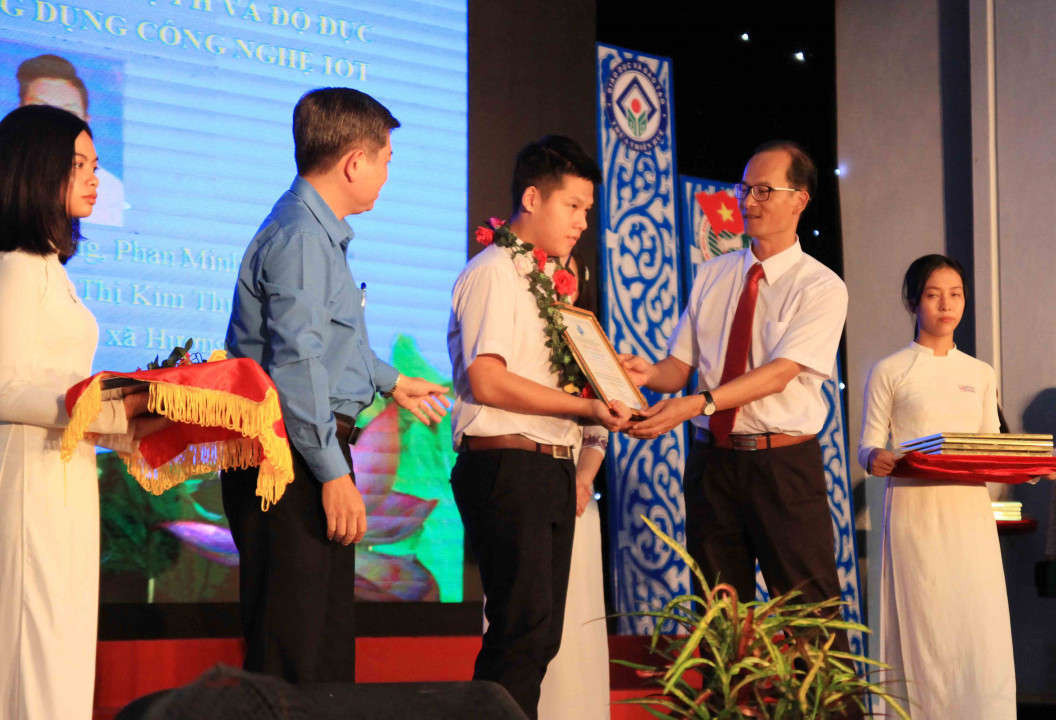 Quang đại diện nhóm nhận giải cuộc thi Sáng tạo Thanh thiếu niên, Nhi đồng tỉnh Thừa Thiên Huế năm 2019