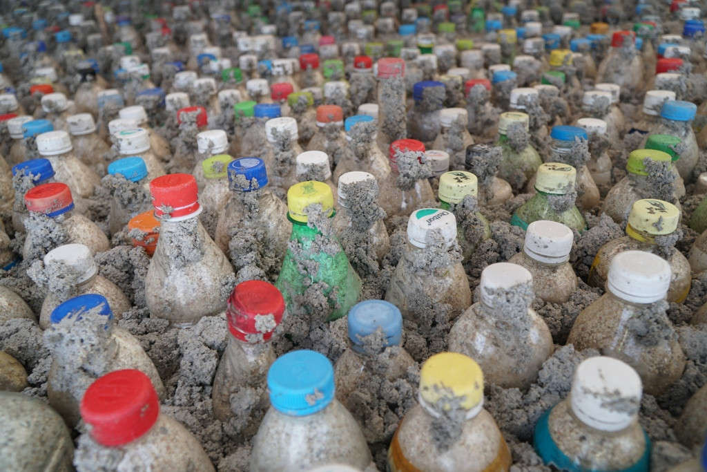 Những chiếc chai nhựa được đổ đầy cát đã tạo nên những “viên gạch” chắc chắn cho ngôi nhà