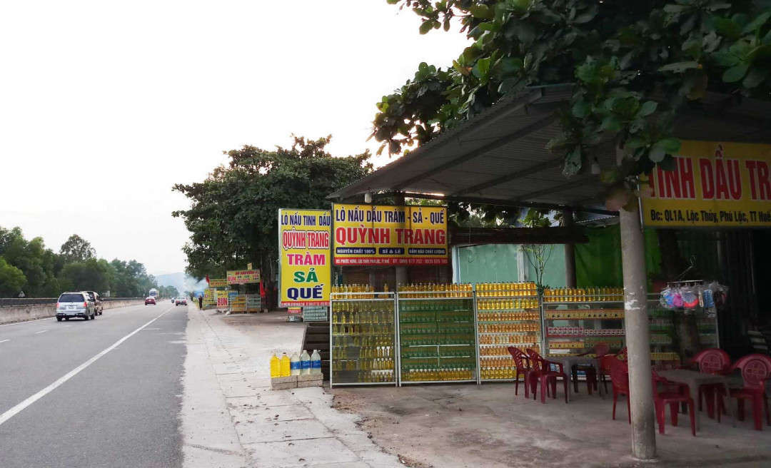 Nhiều cơ sở dầu tràm dọc quốc lộ 1A đoạn qua huyện Phú Lộc, là địa chỉ thường xuyên của khách đi đường