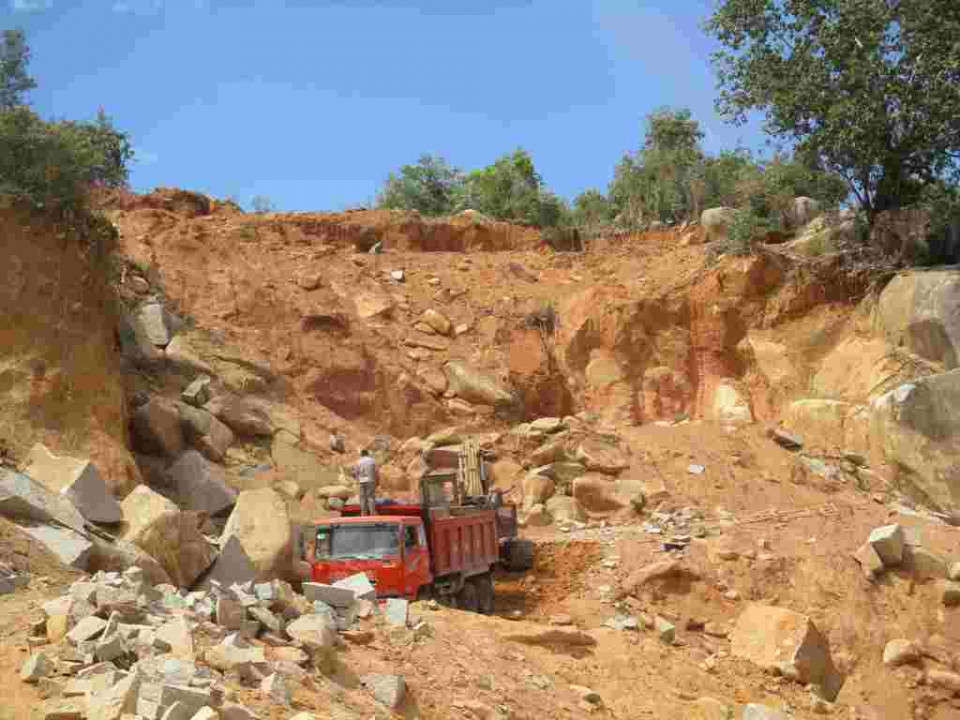 Khai thác đất, đá tại núi Cây Trâm, thôn Phú Khê 1, xã Hòa Xuân Đông, huyện Đông Hòa