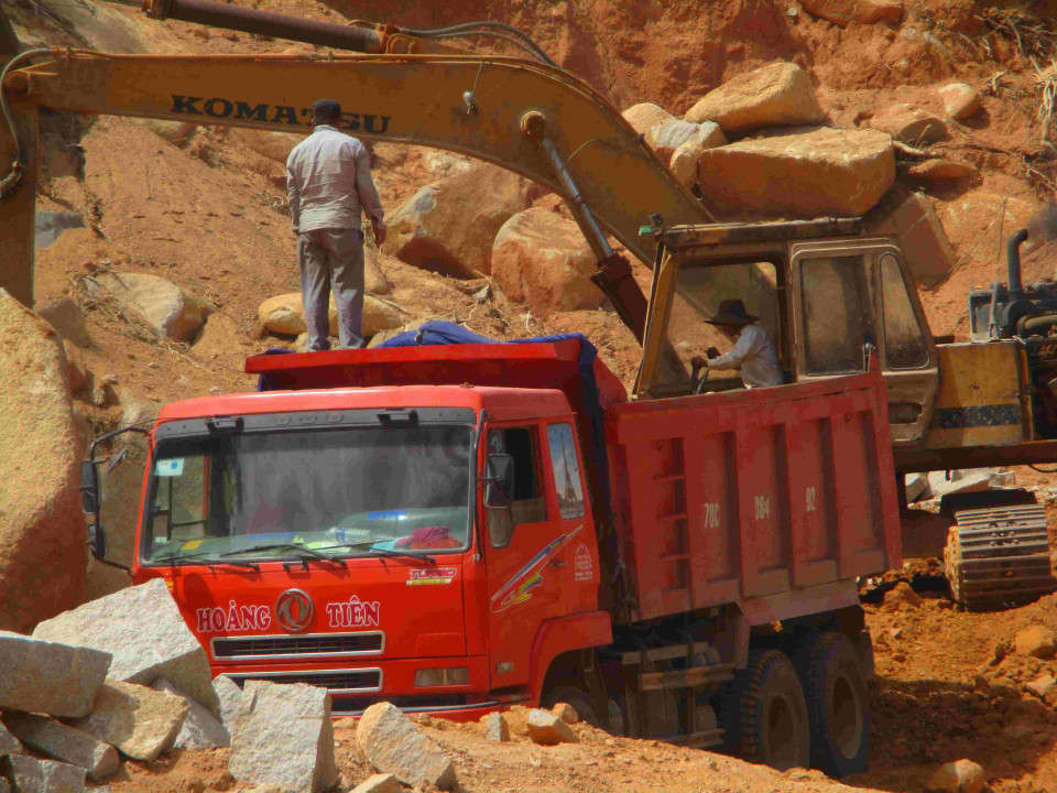 Cận cảnh chiếc xe lấy đất tại núi Cây Trâm, vị trí mà công ty bà Thửng đang làm hồ sơ xin cấp Giấy phép 
