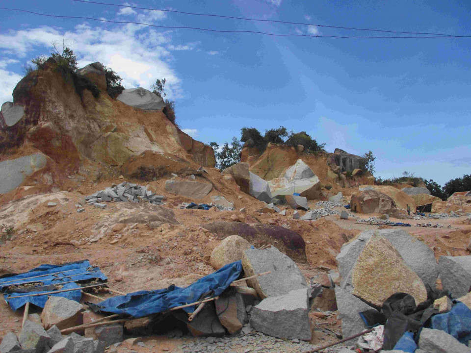 Khu vực núi Cây Trâm, Gò Vông như đại công trường khai thác khoáng sản hỗn độn, vượt quá tầm kiểm soát
