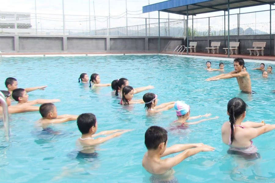 3. Để giảm thiểu tai nạn đuối nước, UBND TP. Đà Nẵng đã phát động toàn dân tập luyện môn bơi, ngoài các lớp học Cứu hộ nhí, thành phố đang khuyến khích các trường tăng cường tập luyện môn bơi lội cho các em