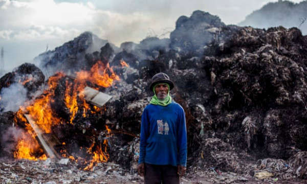 Ở các nước thu nhập thấp, khoảng 90% chất thải kết thúc ở các bãi rác hoặc bị đốt cháy ngoài trời. Ảnh: Fully Handoko/EPA