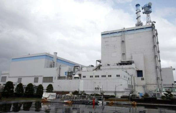 Một tòa nhà lò phản ứng (bên phải) và tòa tuabin tại nhà máy điện hạt nhân Tokai Daini của Công ty Năng lượng Nguyên tử Nhật Bản - Japan Atomic Power Company