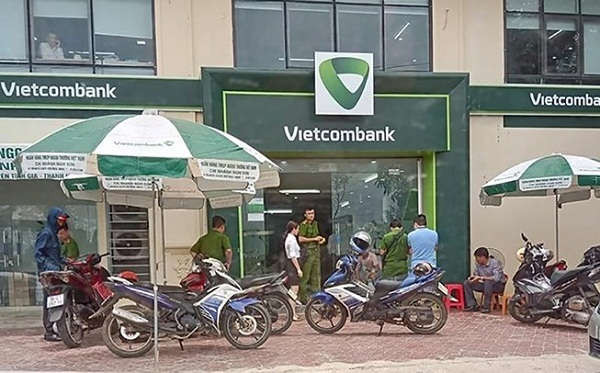 Tên cướp bịt mặt xông vào cướp ngân hàng Vietcombank, chi nhánh Tĩnh Gia.