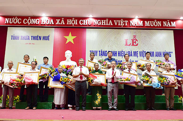 Lãnh đạo tỉnh Thừa Thiên Huế trao bằng truy tặng danh hiệu “Bà mẹ Việt nam Anh hùng” cho thân nhân các mẹ