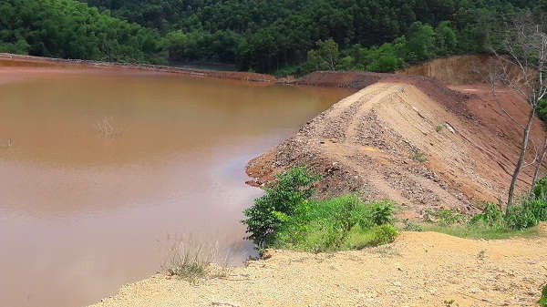 Thân đập chứa bùn thải quặng được đắp bằng đất sơ sài, có nguy cơ vỡ rất cao khi xảy ra mưa bão.