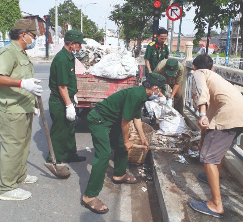 Các Cựu chiến binh phường 3 (quận 11) ra quân làm vệ sinh dọc tuyến đường kênh Tân Hóa