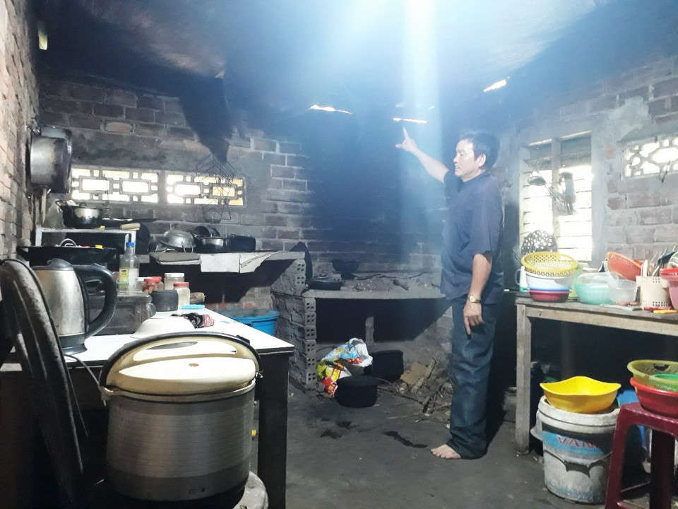 Căn bếp của ông Thảo đã bị xuống cấp, hư hỏng nhưng không được sửa chữa 