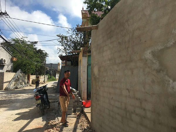 Hộ gia đình ông Nguyễn Văn Thanh đã tự nguyện tháo dỡ hàng quán, cổng xây kiên cố để hiến đất mở rộng tuyến đường nối thôn 7 và thôn 8.