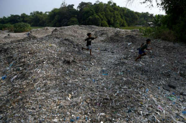 Trẻ em chơi trên đống rác thải nhựa nhập khẩu ở Mojokerto, tỉnh Đông Java, Indonesia vào ngày 19/6/2019. Ảnh: Antara Foto / Zabur Karuru