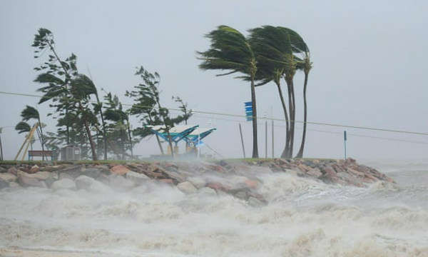 Những cơn gió mạnh từ lốc xoáy Yasi đã tấn công Townsville vào năm 2011. Bão, sóng nhiệt và tẩy trắng san hô đã tàn phá bờ biển Úc trong thập kỷ qua. Ảnh: Ian Hitchcock / Getty Images