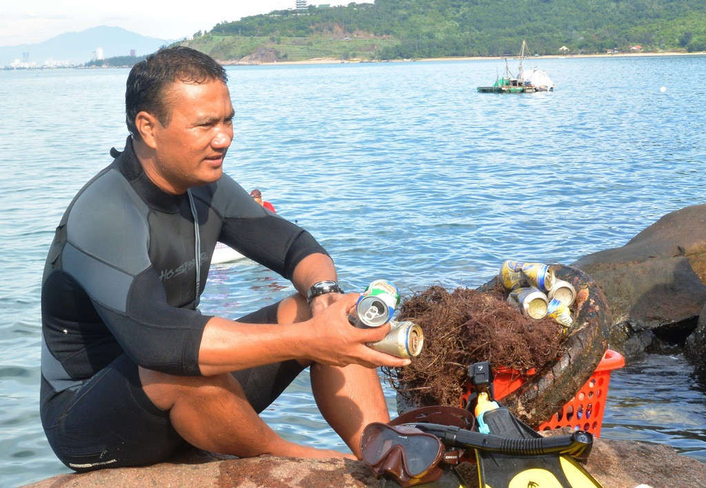 Anh Đào Đặng Công Trung bên “chiến lợi phẩm” sau một chuyến lặn biển nhặt rác