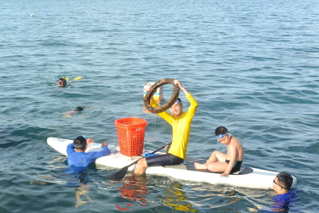 Nhiều bạn trẻ tham gia nhóm phượt lặn biển vớt rác cùng anh Trung để giữ sạch môi trường biển