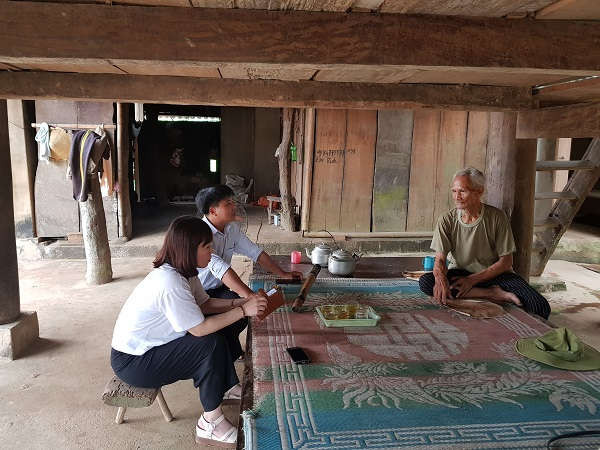 Ông Lương Văn Hiêm (80 tuổi) chia sẻ với phóng viên về cuộc sống khó khăn.