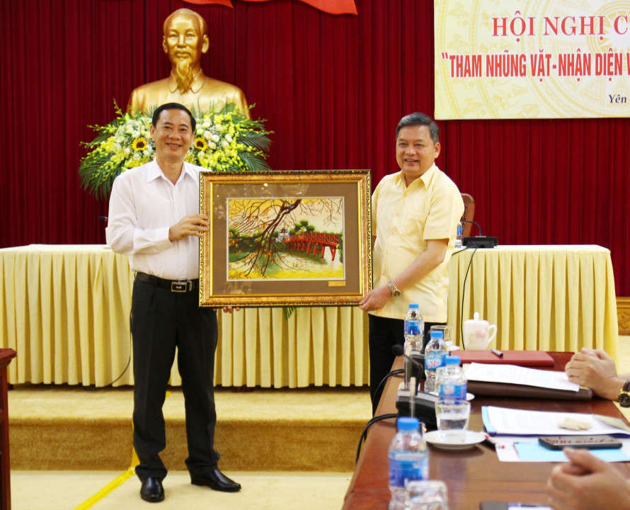 Ông Nguyễn Thái Học - Phó Trưởng Ban Nội chính Trung ương tặng tranh lưu niệm cho Tỉnh ủy Yên Bái.