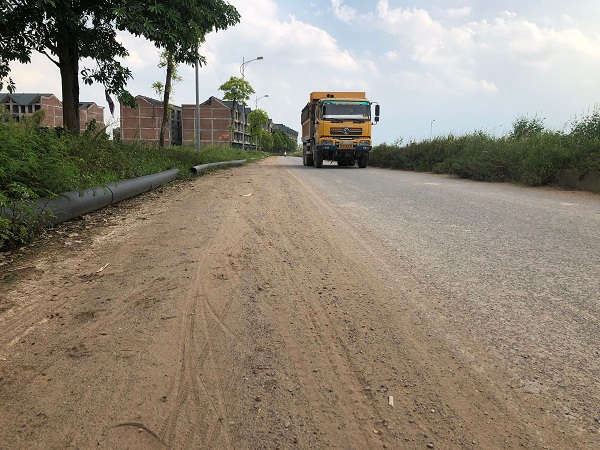 Lực lượng Công an huyện Hoài Đức cho biết, vẫn còn tình trạng xe tải làm rơi vãi đất cát, vật liệu xây dựng 