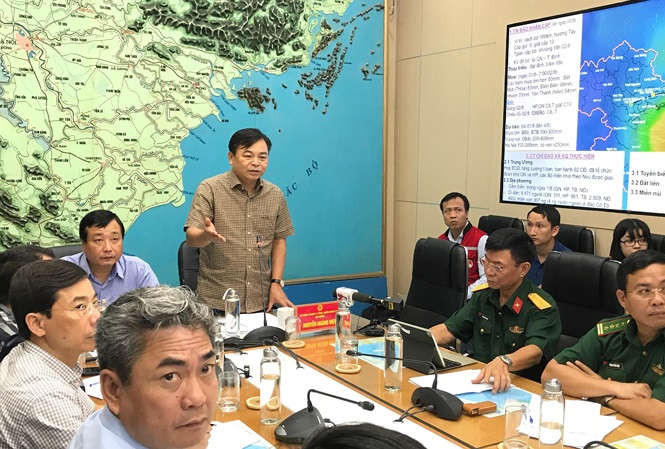 Thư trưởng Bộ NN-PTNT Nguyễn Hoàng Hiệp chỉ đạo tại cuộc họp 