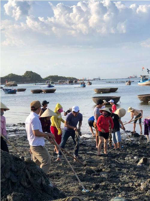 Trong vòng 7 ngày (từ 17/7- 24/7), người dân thuộc khu dân cư Đông Thành 2 (thôn Hải Ninh, xã Bình Thạnh, huyện Bình Sơn) đã dọn sạch gần 2km rác thải ở bãi biển Sa Cần