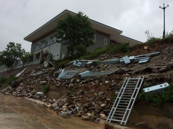 Nhiều nhà dân bị thiệt hại do mưa lũ.