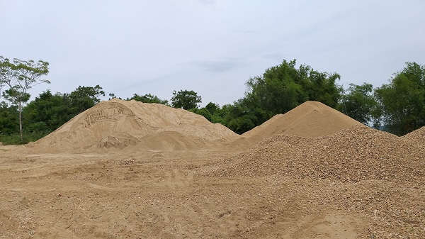 Qua kiểm tra, đoàn liên ngành huyện Tân Kỳ phát hiện, nhiều doanh nghiệp chưa kê khai lượng cát đã khai thác trên bãi tập kết