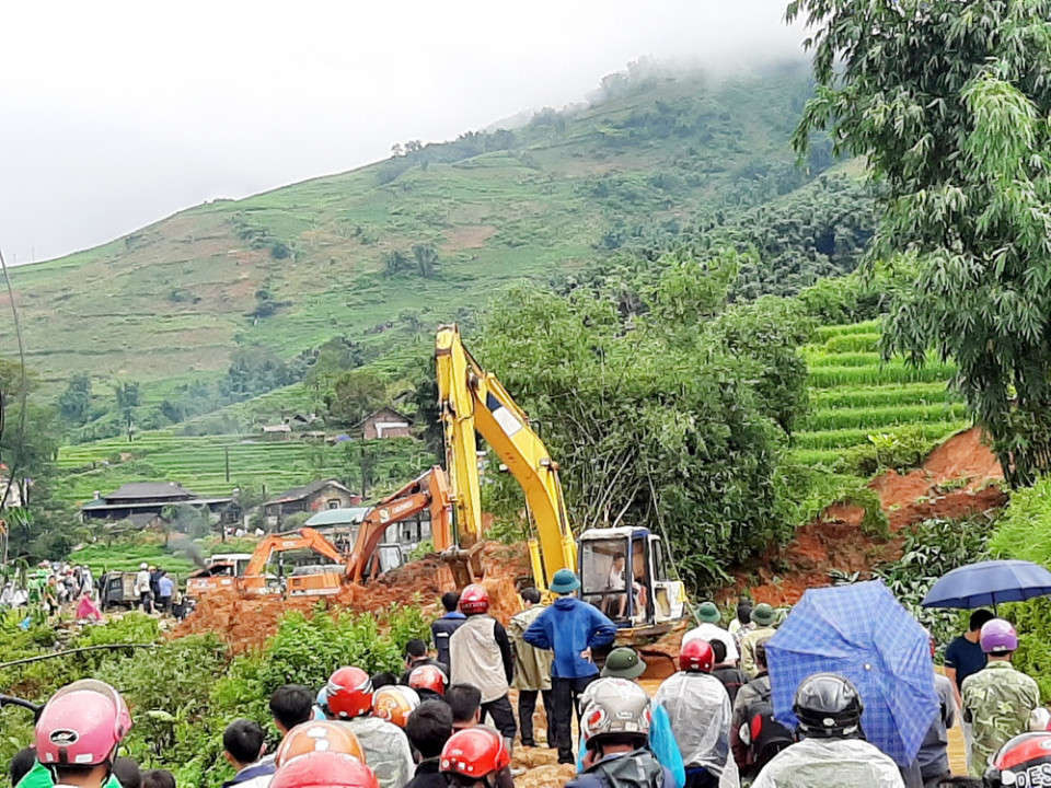 Hiện trường vụ sạt lở đất tại km9+70, tỉnh lộ 152 làm chết một người tại Lào Cai.