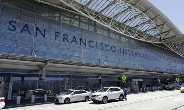 Sân bay quốc tế San Francisco tuyên bố sẽ cấm bán chai nước bằng nhựa dùng một lần. Ảnh: Marcio José Sánchez / Associated Press