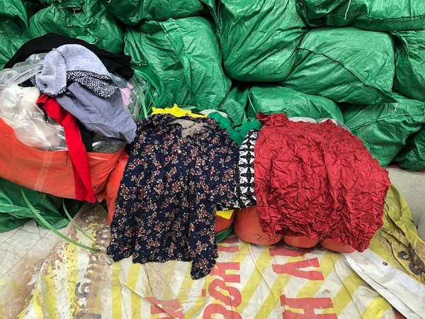 Hơn 16.000 kg váy cấm nhập khẩu bị bắt giữ