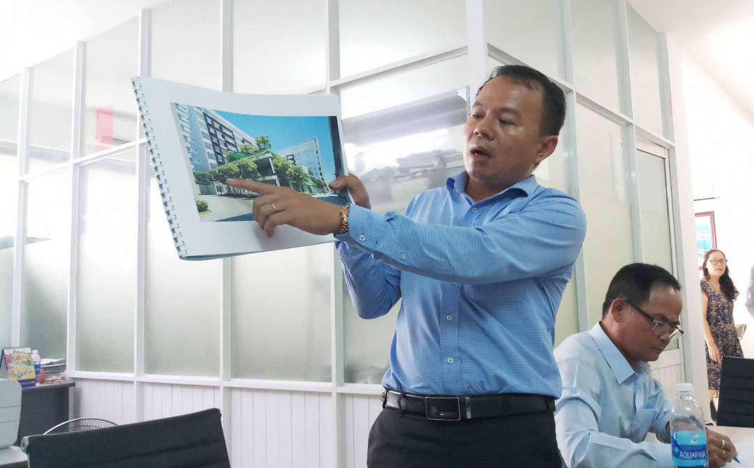 Ông Hồ Văn Thu - Phó tổng Giám đốc Công ty CP Tập đoàn Xây dựng và Phát triển nhà Vicoland thông tin, giải thích cho các hộ dân về dự án...