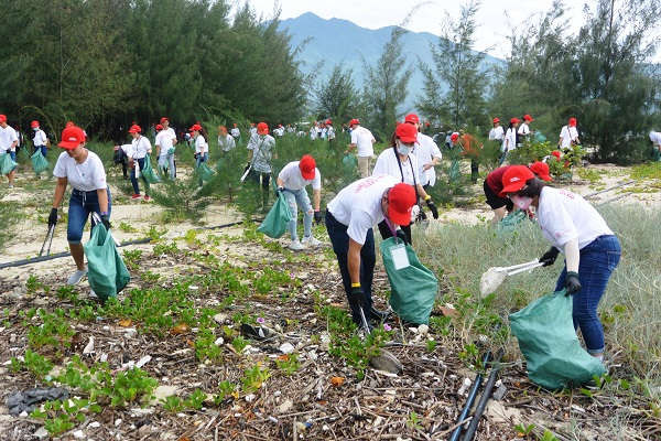Hàng trăm tình nguyện viên tham gia dọn sạch biển Kim Liên (Đà Nẵng)